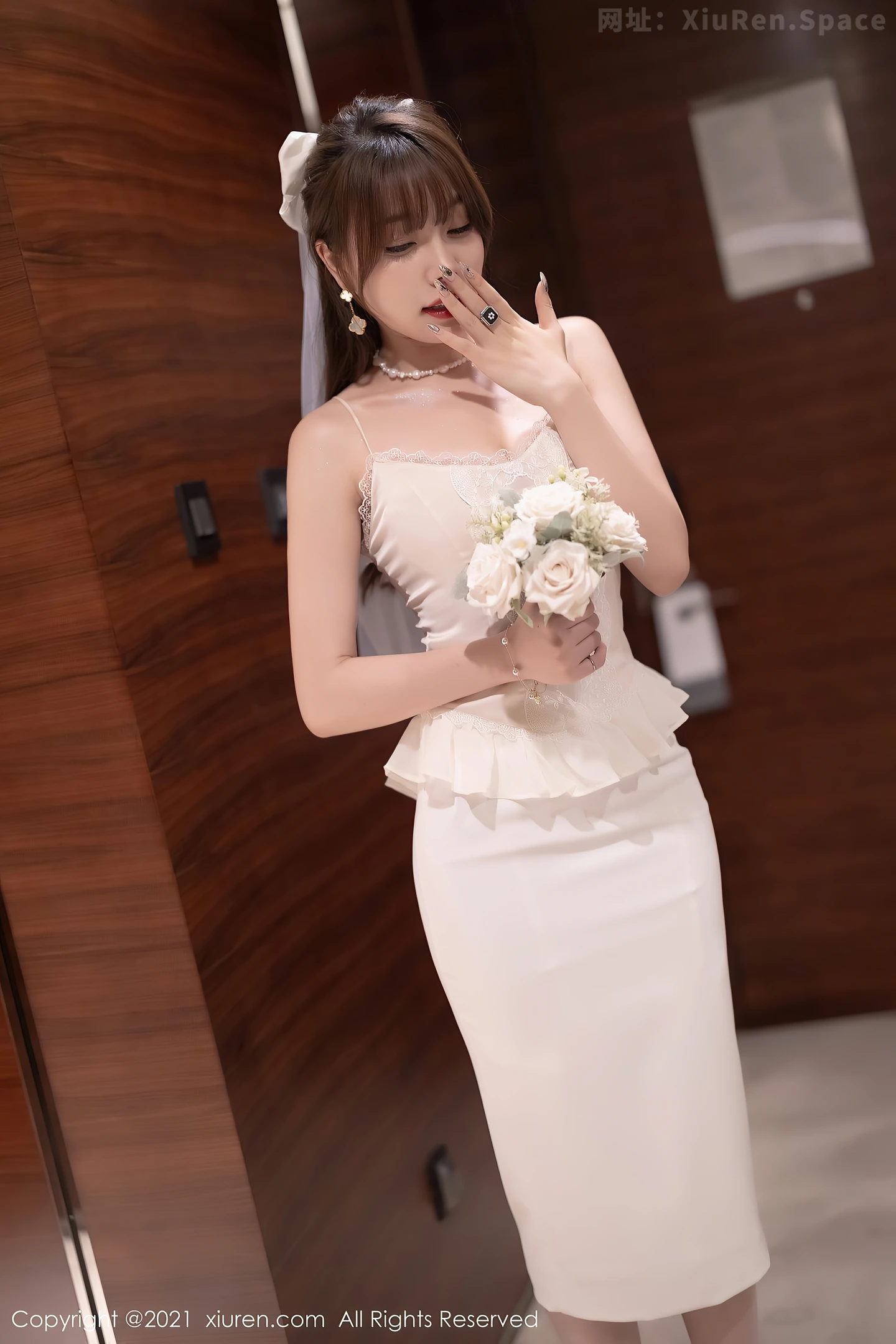 图片[4]-[XiuRen秀人网]VOL.4269 女神芝芝Booty私房薄透新娘服饰配白丝吊袜秀惹火身材诱惑写真100P-秀人网官方网站